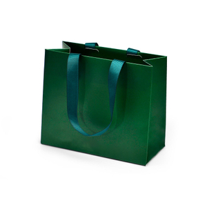 Bolsas de papel impresas personalizadas, bolsa de regalo de papel Kraft blanco de lujo de cartón con asa de cinta para bolsa de compras con su propio logotipo